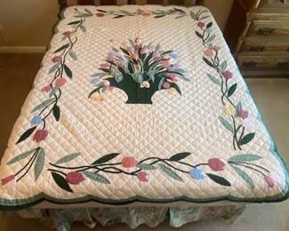 Quilt w/Scalloped Edges and Tulip Motif
