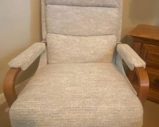 Rocker/Recliner w/Solidd Oak Arms- Cream Fabric (Excellent Condition) - 24"W x 26"D x 17"/40"H