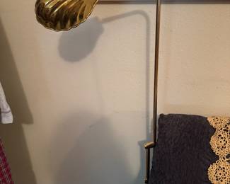 Brass adjustable clamshell lamp