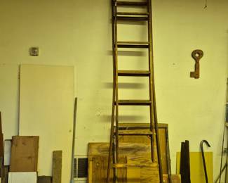 Now THAT'S a cool vintage/antique wood extension ladder. probably not recommended for use! 