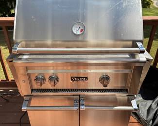 Used ONCE 30"W. Freestanding Natural Gas Grill with ProSear Burner and Rotisserie - VQGFS5301NSS