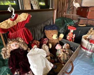 Now this is a suitcase full of sweet baby dolls, grown up dolls, foreign dolls and rag  dolls... we've got a doll for you!!~!~~!