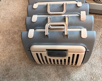 Collapsable cat carrier