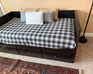 Very nice daybed with new mattress