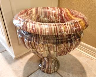 Large oynx urn
