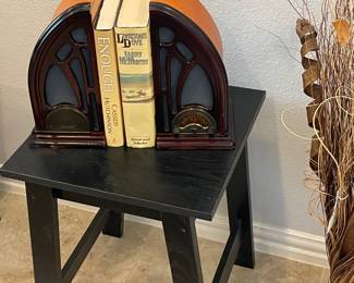 Vintage look radio (works) bookends
