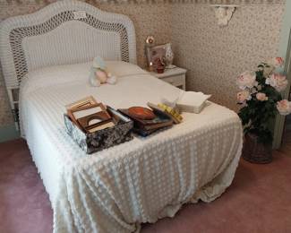 wicker full bed set, side table