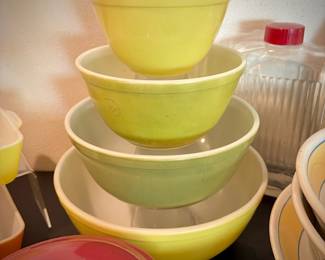 Four Pyrex yellow / green nesting 401-404 mixing bowls