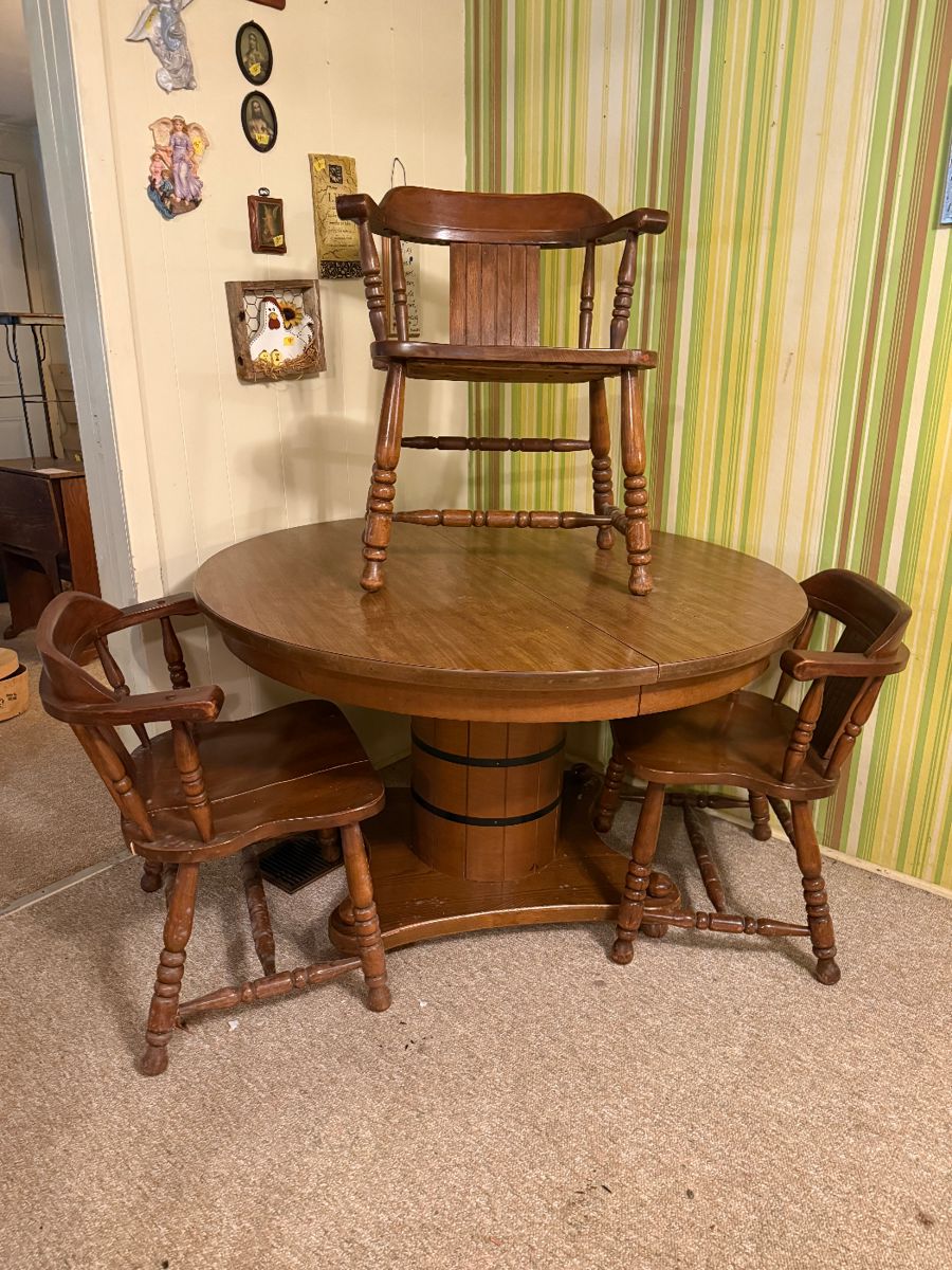 Dining table with 2 leaves & 6 chairs