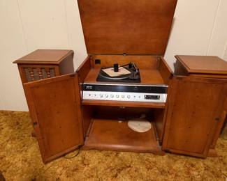 Stereo console with 2 speakers
Radio, turntable & 8 tracker player
Works great!