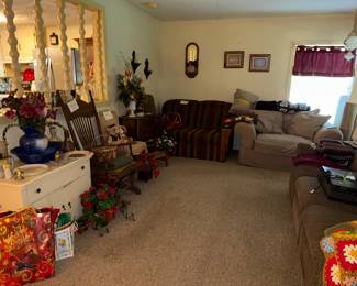 Living room has limited lighting, may want to bring a flashlight.