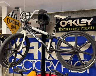 SE Racing 24" Floval Flyer BMX bike, black/white, great condition.
 
Alloy frame, Landing Gear fork, Skyway wheels, Tioga Power Block tires.
 
White cro-mo crank, Wellgo pedals, white Tektro V-Brake.
 
SE Racing white cro-mo bars, black stem, black set-back seat post, WTB Rocket V saddle.