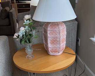 Side table with mid-century vibe. Hair pin legs