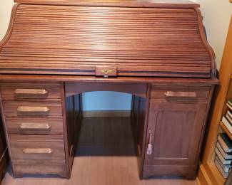 Beautiful antique roll top desk w/key.