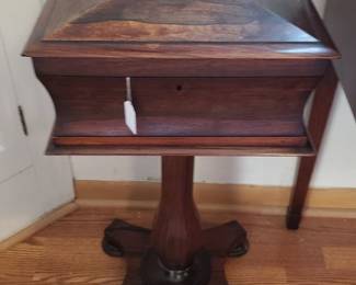 Fabulous English tea caddy with key. Circa 1830's.