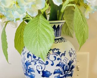 Chinoiserie-style vase.