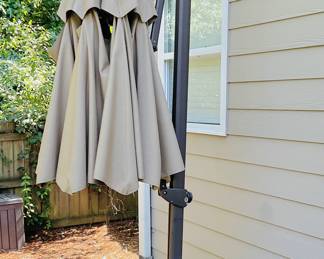 Cantilever patio umbrella in excellent condition
They are known for offering a variety of furniture and home decor items, including patio umbrellas. Cantilever umbrellas, also known as offset umbrellas, are a relatively modern invention designed to provide shade without the obstruction of a central pole.
Their popularity surged in the late 20th and early 21st centuries as homeowners sought flexible and stylish outdoor shading solutions. These umbrellas are particularly useful for covering seating areas or dining tables where a central pole would be inconvenient. Modern cantilever umbrellas often incorporate features such as durable, weather-resistant fabrics. The design allows for easy adjustment and rotation, providing optimal shade throughout the day.