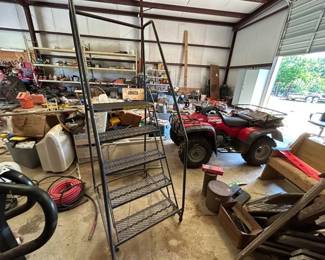MOBILE METAL STAIRCASE