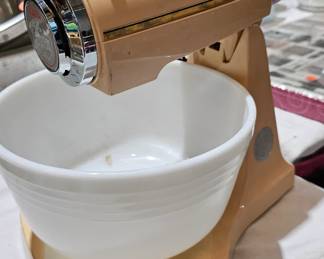 VINTAGE STAND MIXER