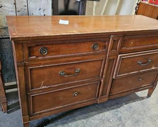 DRESSER