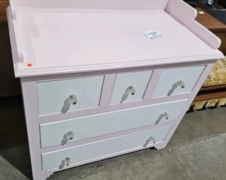 DIAPER CHANGING TABLE / DRESSER