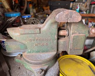 Superior heavy duty vise