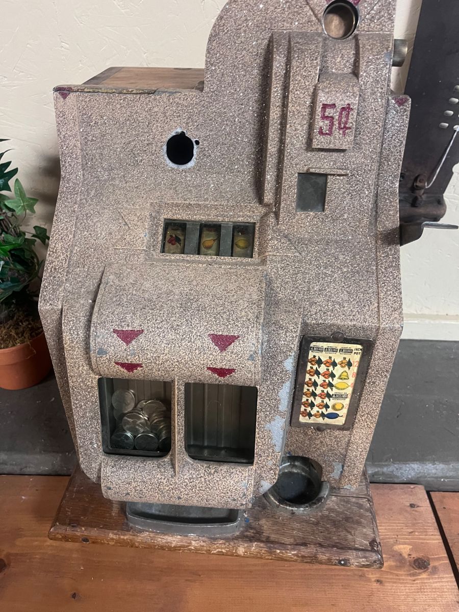 1930's Mills Slot Machine. WORKS!