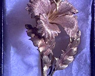 Vintage 10k gold with seed pearls pin