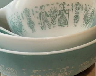 Pyrex Cinderella nesting bowls in the "Butterprint" pattern set of 4 &#129392;