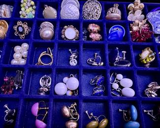 Lots of vintage clip earrings 