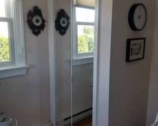 Mirrored bifold closet door