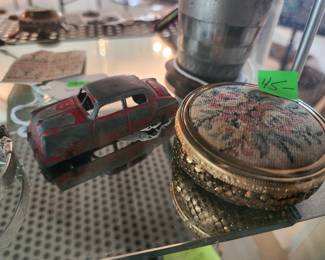 Pocket powder box with gold mesh bottom