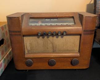 R40 - $25. 1940 RCA Victor Vintage Radio