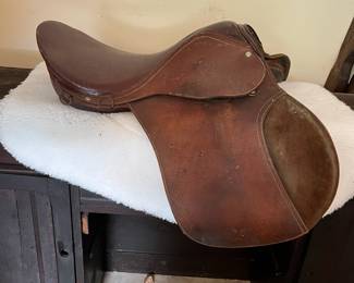 R76 - $75. Vintage Spring Tree Saddle #1551. (Probably just for display.)