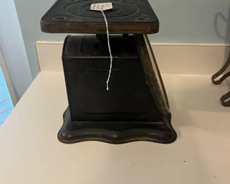 R17 - $35. Decorative Vintage Kitchen Scale.