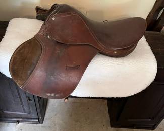 R76 - $75. Vintage Spring Tree Saddle #1551. (Probably just for display.)