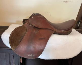 R76 - $75. Vintage Spring Tree Saddle #1551. (Probably just for display.)