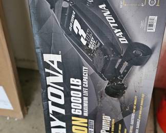 NIB, 3 ton car jack never used