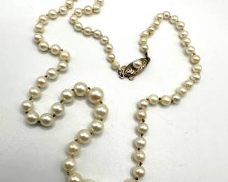Real pearl necklace with 14K gold clasp