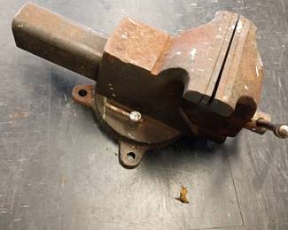 Large rusty vice 