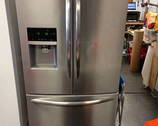 stainless steel refrigerator Frigidaire !!