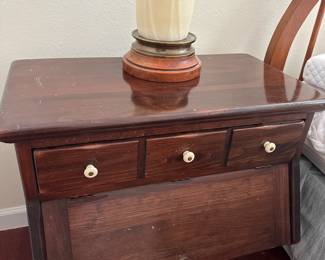Vtg wooden end table
28 wide x 25 tall x 17 deep