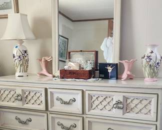 Vintage , Dixie French Provincial in great condition, look for more pictures