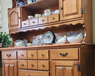 Vintage, St. JOHNS amber Maple Hutch, beautiful & excellent condition.