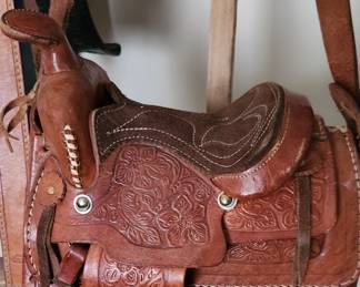 Cowboy/girl up, we got your Western wear . Solid tooled Leather purse in excellent condition.