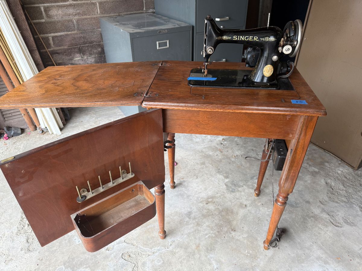 Singer Sewing Machine with table