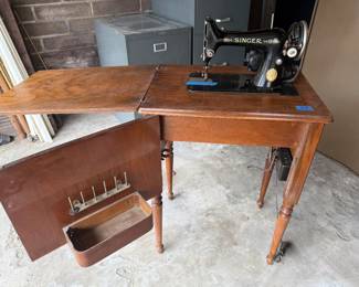 Singer Sewing Machine with table