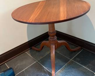 QUEEN ANNE TILT-TOP TABLE