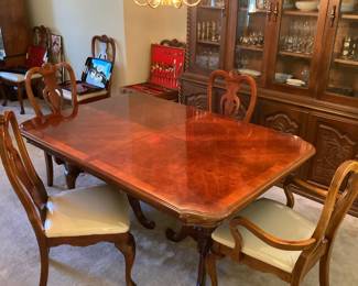 Traditional Queen Anne Style Dining Set