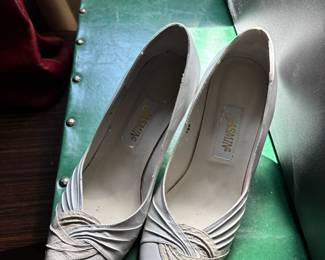Jasmin White Peep Toe Pumps – Size 7.5